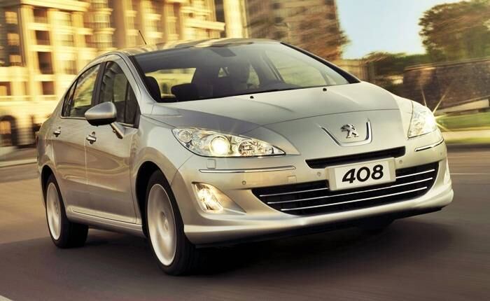 Peugeot 408 Griffe THP —
Disponível apenas na configuração top Griffe, a versão
turbinada usa o aclamado motor 1.6 THP, desenvolvido
em parceria pela PSA Peugeot Citroën e a BMW.
Com 165 cv de potência e 24,5 kgfm disponíveis já a partir dos 1.400
giros, o motor é acoplado a um câmbio automático de seis marchas. O
preço é o mesmo do hatch: R$ 75.990



Motor: 1.6 16V turbo

Potência: 165 cv a 6.000 rpm

Torque: 24,5 kgfm a 1.400 rpm

Câmbio: automático, seis marchas

Preço: a partir de R$ 75.990