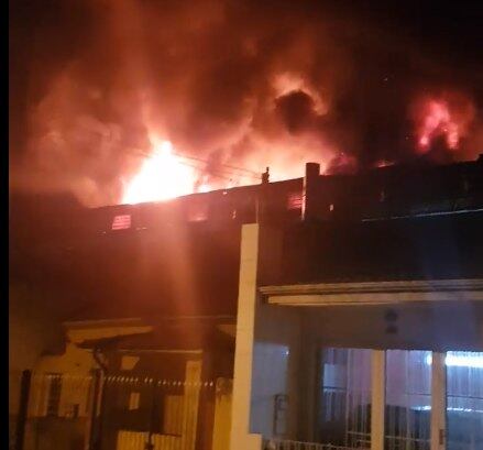 Moradores publicaram fotos do incêndio