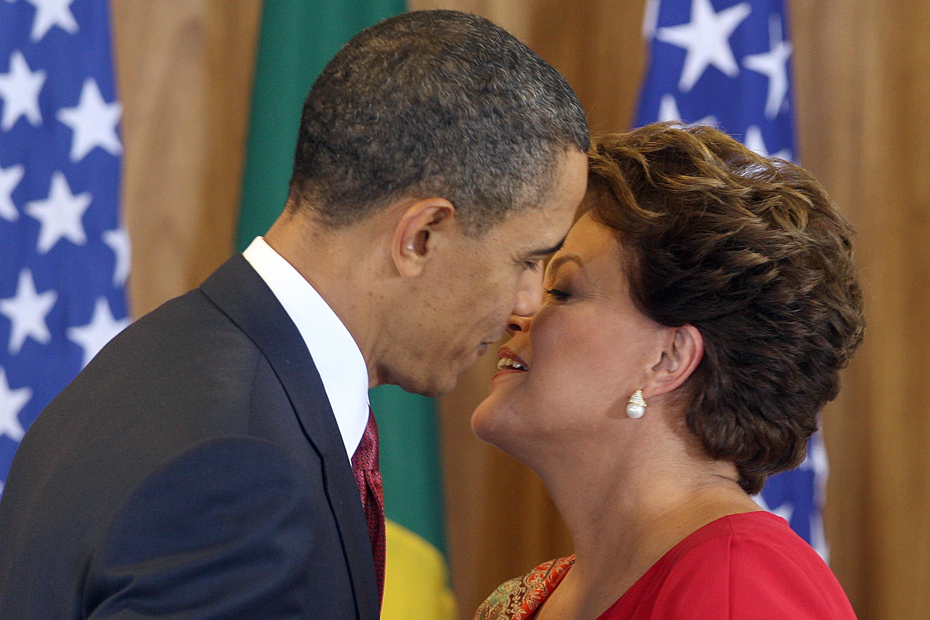 Dilma Bolada, personagem que é uma sátira da presidente Dilma Rousseff, adora se vangloriar de suas amizades com figuras políticas internacionais importantes. Como é o caso do presidente dos Estados Unidos, Barack Obama