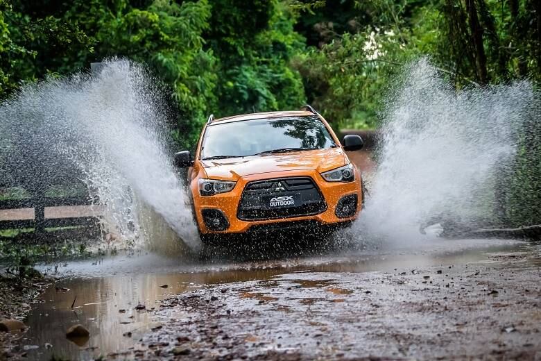 A adoção do câmbio manual realça o lado mais rústico do SUV, que recebeu alterações na suspensão. Os conjuntos ganharam molas e amortecedores próprios para o fora-de-estrada, com pneus todo-terreno 235/60 R16