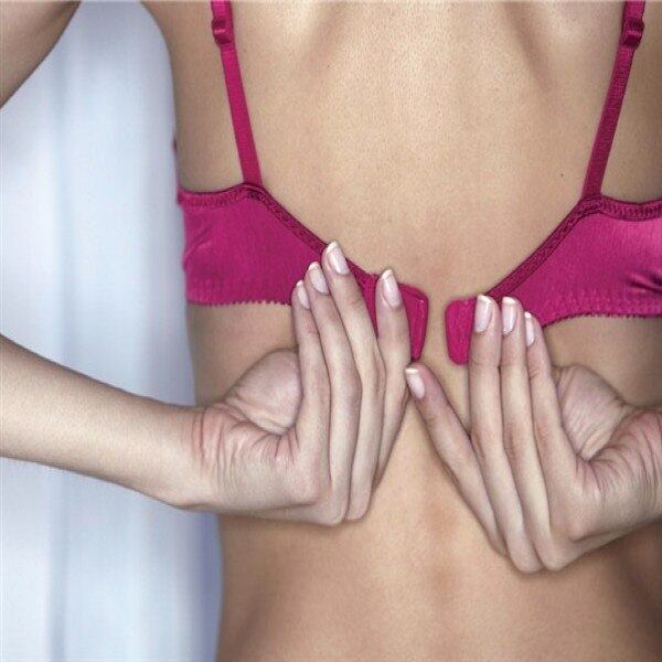 Você tem dores nos ombros, no pescoço ou de cabeça frequentes? Tem indigestão, intestino complicado ou mesmo gases constantes? Talvez o grande vilão responsável por tudo isso seja algo que você nem imagina: seu sutiã. De acordo com uma pesquisa realizada por uma marca famosa de roupas íntimas, 76% das mulheres no mundo estão usando o sutiã errado, e sofrendo problemas de saúde por causa disso. Entenda qual pode ser o problema