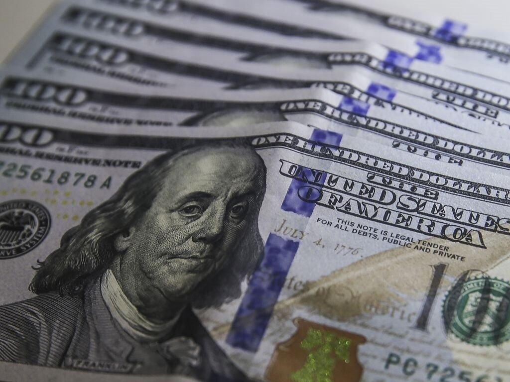 O dólar à vista caiu 1,07% e fechou nesta quinta-feira (17) a R$ 5,0373