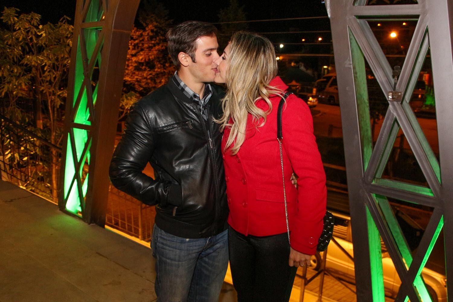 

Ai que amor! Jaque Khury e
o noivo, Rafael Mello, resolveram namorar no friozinho de Campos do Jordão. Sob
uma temperatura de 6ºC, o casal visitou alguns pontos da
cidade e trocou muitos beijinhos e carinhos


