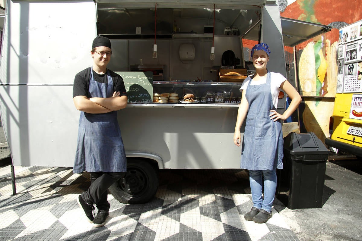 O truck do restaurante Lox Deli, que possui como base a comida nova-iorquina, também se instala na Feira Gastronômica da Augusta. Jéssica Santangelo, de 23 anos, acredita que a diferença está justamente na maneira de preparar o hambúrguer.
— O chefe do restaurante viajou o mundo inteiro para formar o hambúrguer que conhecemos hoje, e aqui temos o mesmo produto - o famoso salmão defumado
