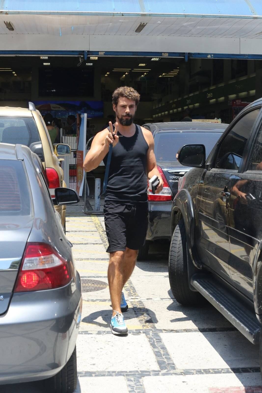 Cauã Reymond fez compras na farmácia