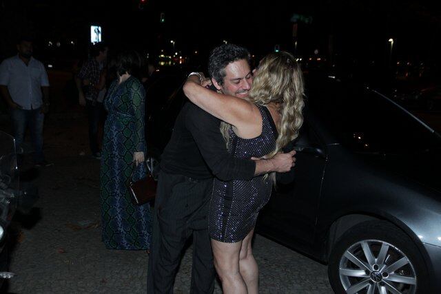 A atriz, que completou 73 anos na última semana, trocou um abraço demorado com Alexandre Nero