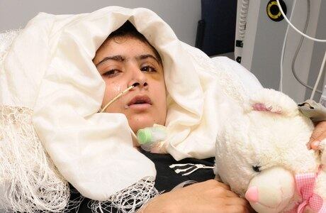 Um dos casos de violência contra a mulher mais chocantes em 2012 aconteceu no Paquistão, onde a garota Malala Yousafzai, de 15 anos, foi atacada por membros do Taleban enquanto voltava da escola. Malala, que escreve em um blog sobre as dificuldades que encontra em seu país e defende a educação para as mulheres, foi abordada no ônibus e baleada na cabeça. A garota sobreviveu e se recupera