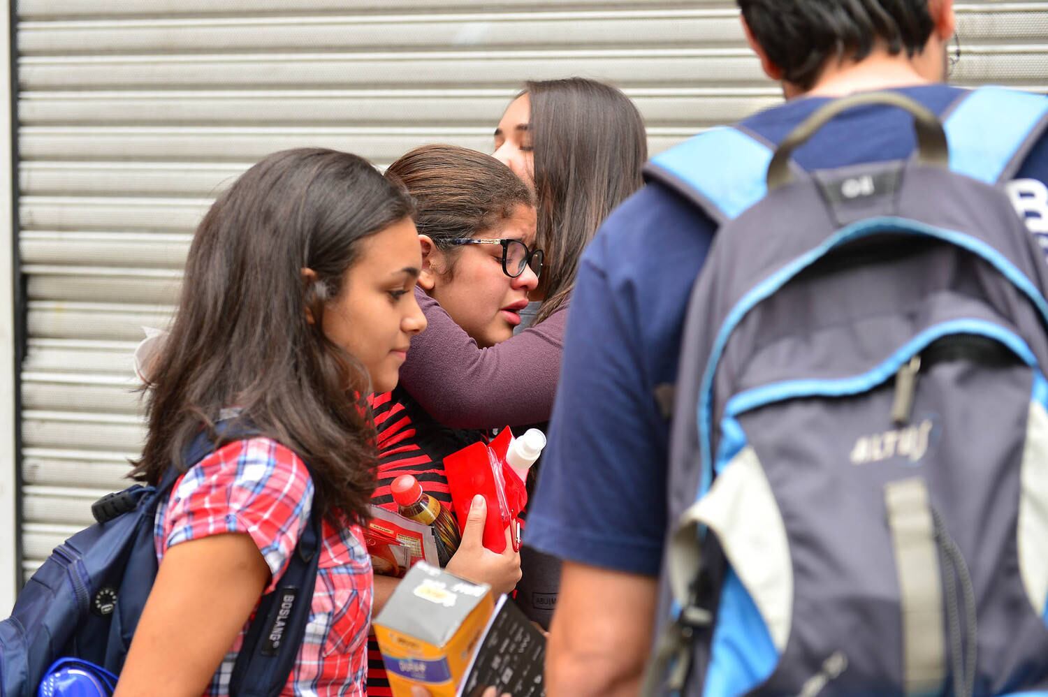 Alguns estudantes, no entanto, não conseguiram chegar dentro do horário, ficaram para fora e perderam a chance de fazer a prova este ano