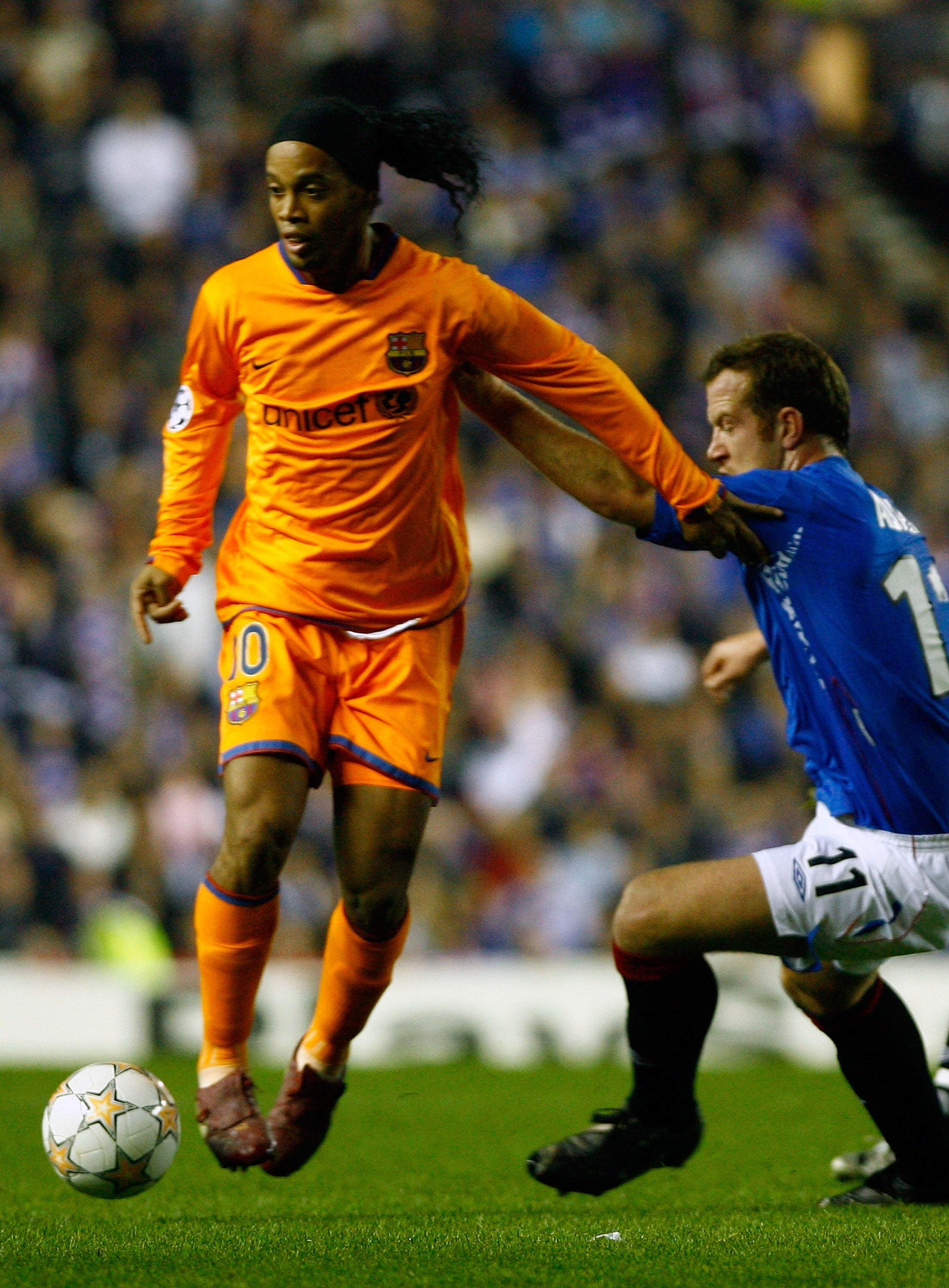 Meses antes, em 2007, o laranja era total no segundo uniforme da equipe, já que se trata da mistura entre amarelo e vermelho, as cores da Catalunha. À época, Ronaldinho Gaúcho ainda estava lá