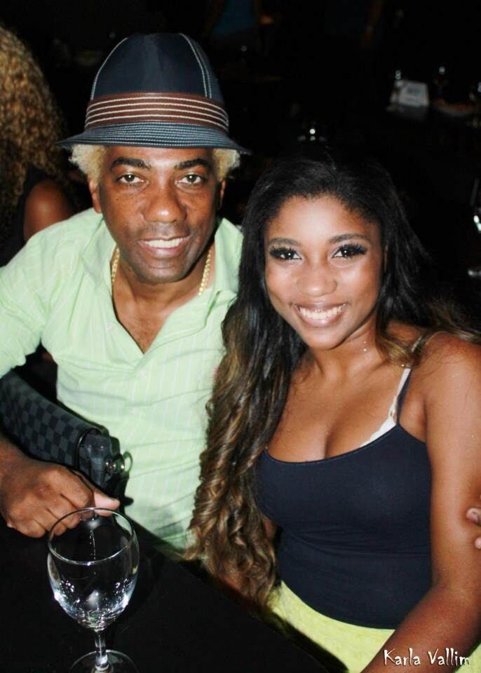 

Podem falar o que for, mas a verdadeira mulher na vida de
Ivo Meirelles é Vitória Meirelles, a filha de 18 anos, fruto do antigo relacionamento
com Daise Motta. A jovem, que mora com a mãe, costumava ver o pai todos os dias
e diz que está sentindo sua falta: “Como somos melhores amigos, tenho certeza
que ele está sentindo muita falta de mim, mas não posso negar, ele também deve
estar sentindo falta de um bom vinho [risos]”



Texto e entrevista: Bruna Ferreira, do R7