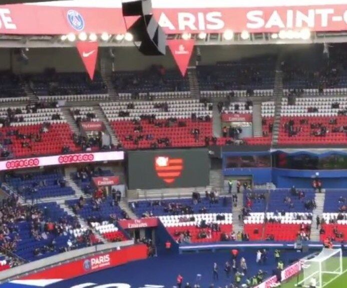 Antes do confronto entre PSG e Bordeaux, enquanto ocorria os aquecimento, o clube da capital exibiu o escudo do Flamengo no telão. O sistema de som pediu condolências aos torcedores, que aplaudiram por alguns segundos.