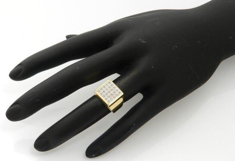 Este anel em ouro amarelo 18k com diamantes tem aro 11 e pesa cerca de
6,6g. O lance inicial é de R$ 1.090, já um similar nas lojas pode custar cerca
de R$ 2.100. Todas as peças estão em São Paulo (SP)
para retirada e fazem parte de acervo da Gondolo, joalheria que está vendendo
estas peças