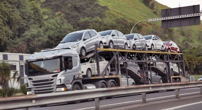 A produção de bens duráveis, como carros, caiu 27,4%