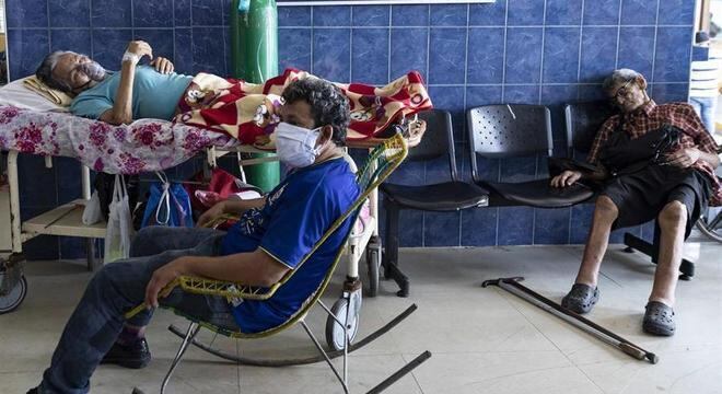Pacientes aguardam no Hospital Regional de Iquitos, na selva amazônica peruana
