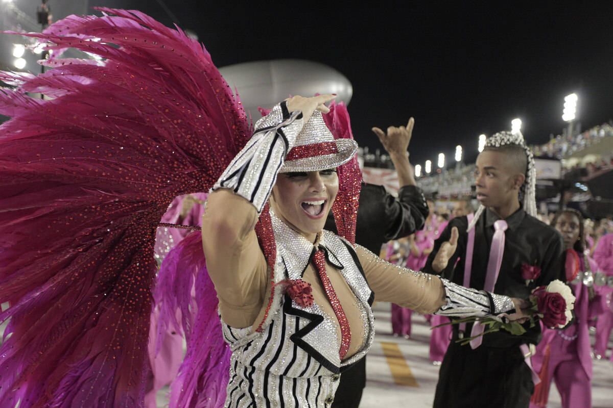 Viviane Araújo mostrou seu samba no pé durante o desfile das campeãs