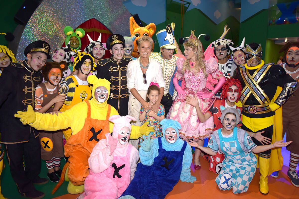 A quarta-feira (10) foi de festa para Xuxa Meneghel. A apresentadora do Dancing Brasil aterrissou em Teresina, no Piauí, para inaugurar mais uma Casa X, rede de franquias de buffet infantil

