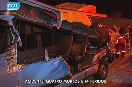 Van ficou totalmente destruída