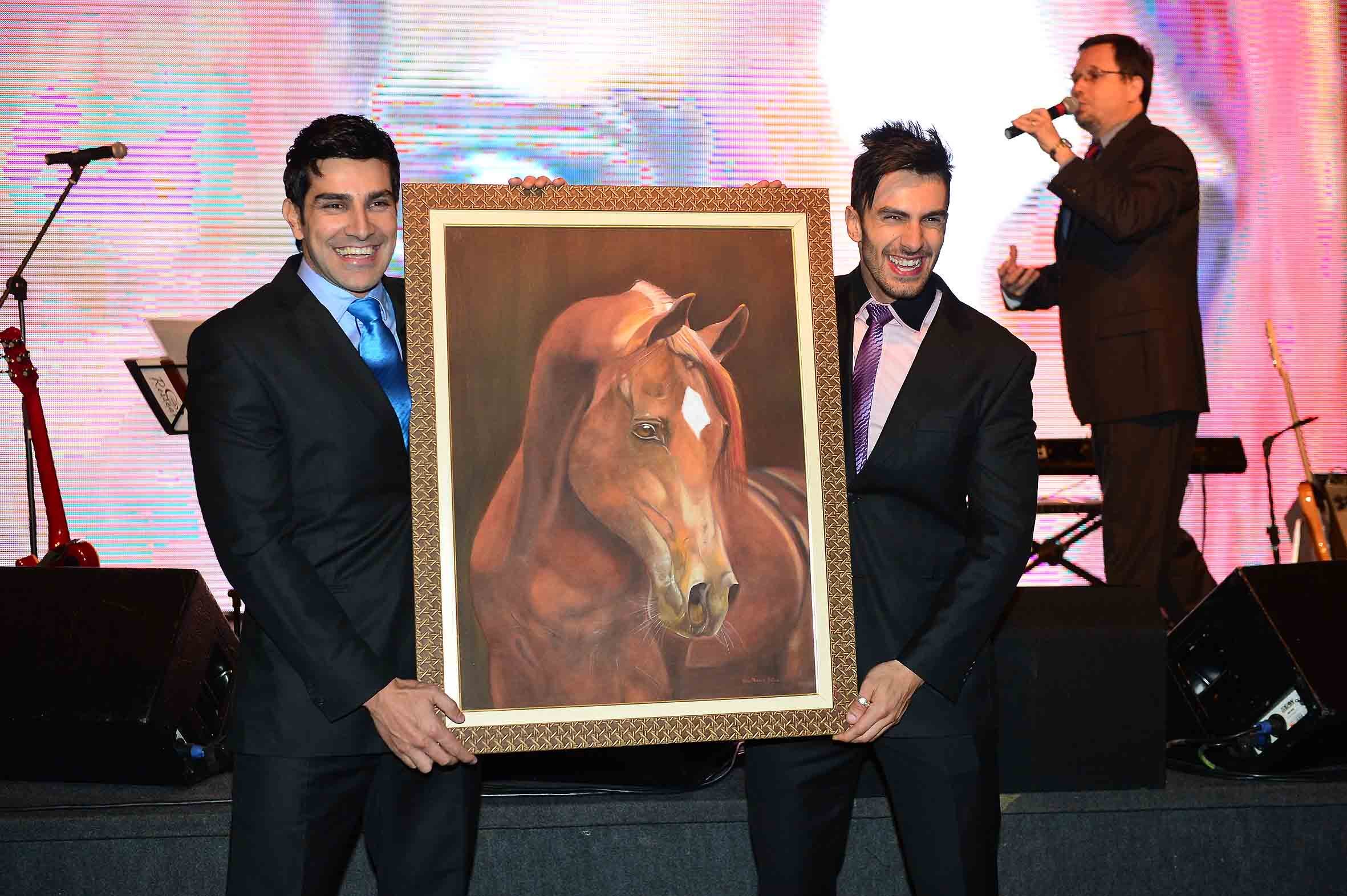 Obra Tuffail, de Ana Bittar, arremadata por R$ 3 mil.

Com a apresentação de Chris Flores e Rodrigo Faro, jantar recebeu convidados ilustres. Veja quem compareceu!