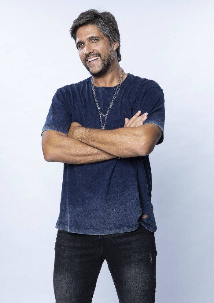 Cantor, compositor,
arranjador e produtor, Leo Chaves compõe o seleto time de jurados do The Four Brasil, novo reality de Xuxa Meneguel, que estreia na próxima quarta-feira (6), na Record TV. Com quase três décadas de carreira musical, tem como missão avaliar as performances dos participantes que disputaram um cobiçado prêmio de R$ 300 mil. A cantora e atriz Aline Wirley, e produtor musical João Marcello Bôscoli o acompanharão nessa difícil tarefa