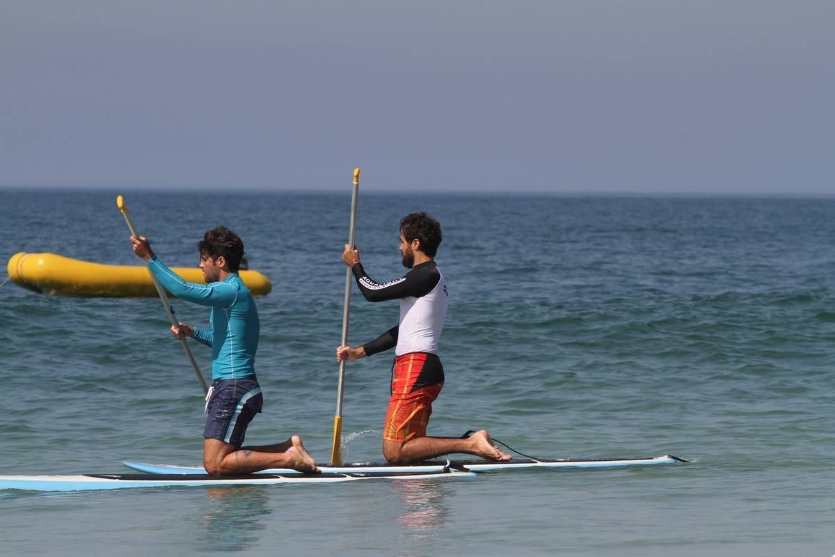 Bruno Gagliasso e Ricardo Pereira praticam stand up paddle na praia da Barra da Tijuca, no Rio
