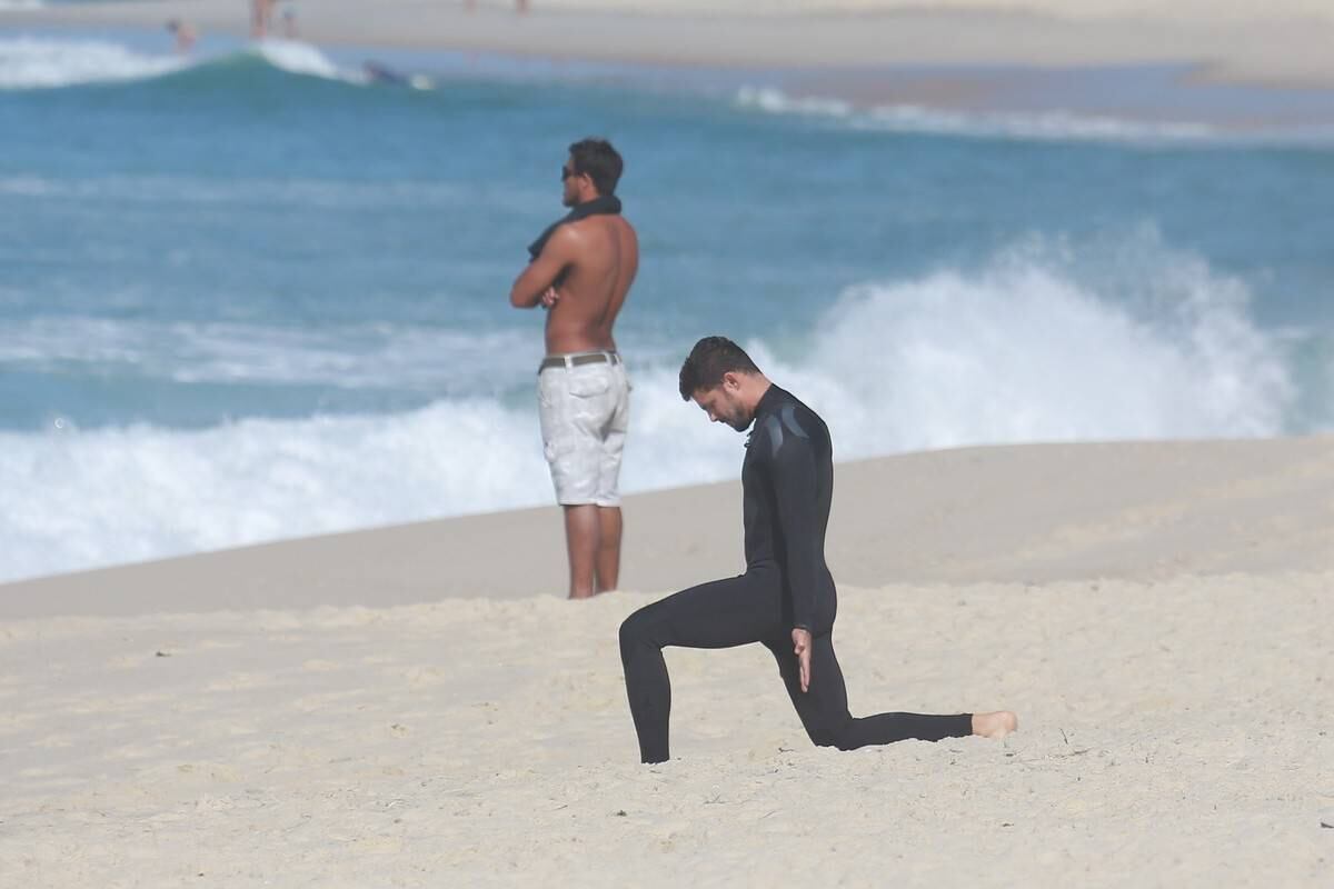 Cauã Reymond surfou no Recreio dos Bandeirantes nesta segunda-feira (21)