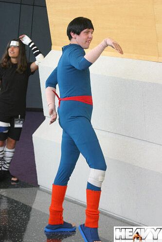 A gente também não entendeu: é o Shadow Boy (ou o Peter Pan?) dançando break