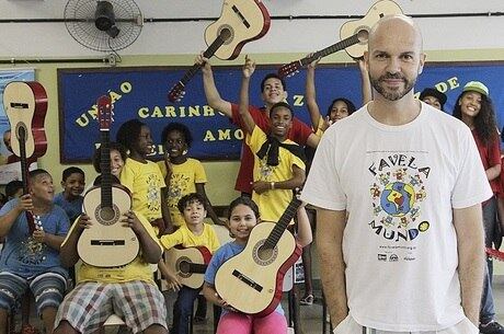Crianças podem participar de oficinas de música, arte e dança