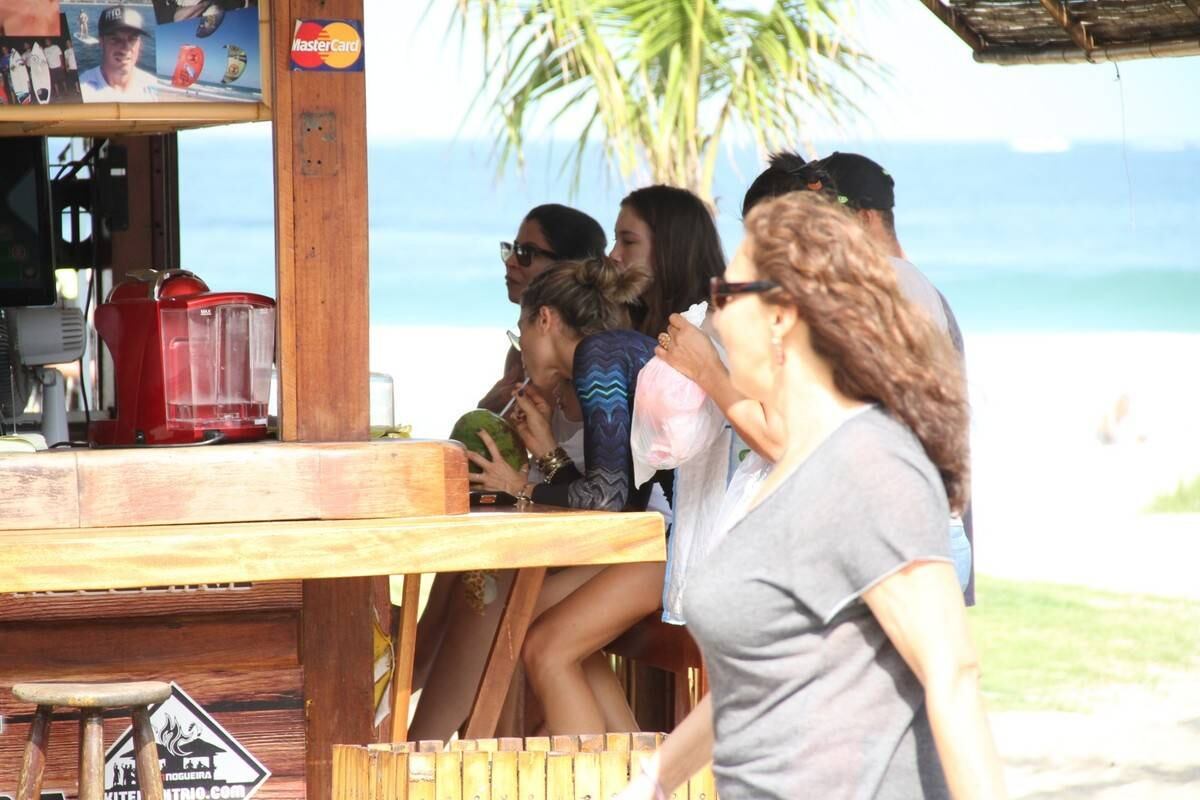 Grazi Massafera curtiu dia de sol na Barra da Tijuca