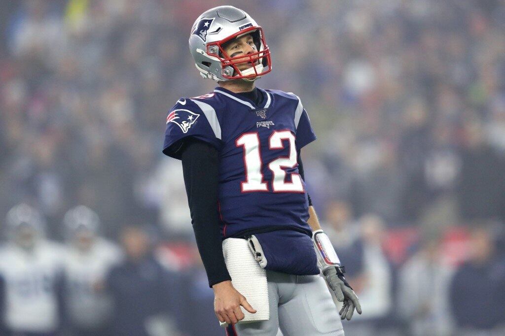 Já em 2008, a primeira derrota dos Patriots em um Super Bowl. Na edição XLII, a equipe foi superada pelo New York Giants, em Glendale, no Arizona. O placar foi de 14 a 17. O camisa 12 lesionou o ligamento do joelho, o que interrompeu a sequência de 111 partidas consecutivas como titular do quarterback com a camisa do Patriots.