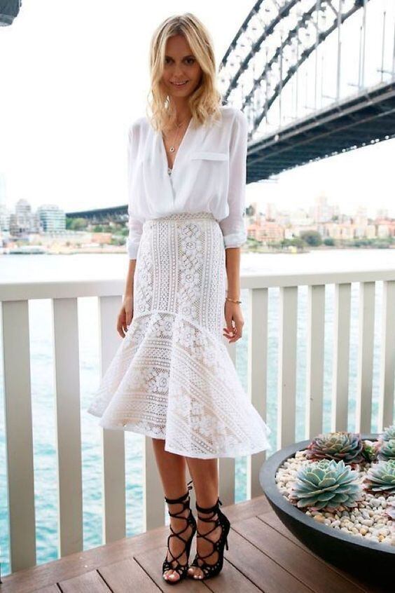Para as noivas mais despojadas, uma camisa com bom corte e saia midi sereia é uma boa opção. Para quebrar um pouco o look total white, sandália preta

Leia mais: Esmaltes: Veja o que vai bombar no inverno deste ano por até R$ 14
