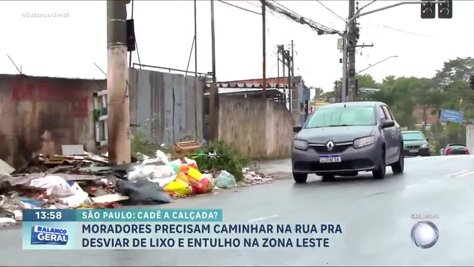 Balança Povão: Moradores precisam caminhar na rua para desviar de lixo e entulho na zona leste de SP