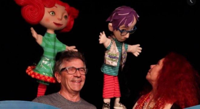 Paulo Tatit e Sandra Peres com os personagens do espetáculo