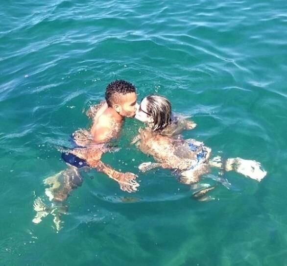 Dentinho, que é casado com Dani Souza foi romântico na legenda da foto: "Minha eterna namorada"