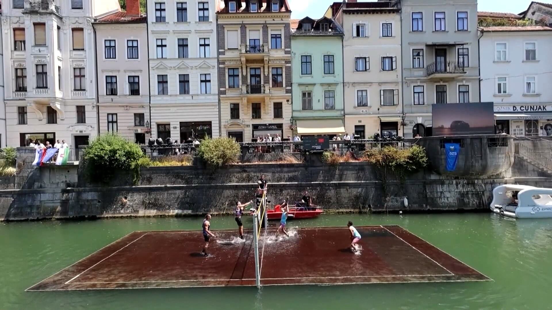 País europeu instala quadra de vôlei no meio de rio para competição inusitada