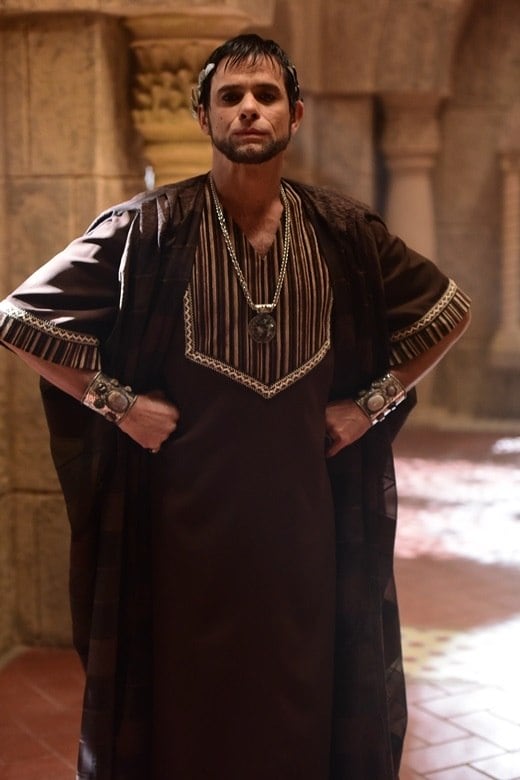 Uma das características dos romanos é o tipo de tecido e a paleta de cores. ''Os personagens romanos têm como características principais os tecidos leves e os drapeados. As modelagens são mais amplas, principalmente nos casos masculinos, que têm as cores branco e vermelho como representação épica, além da volumetria''