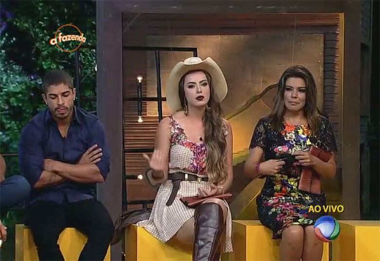 Na votação seguinte, a então Fazendeira Rayanne
votou em Ana Paula Minerato. No mesmo dia, a peoa leu um envelope entregue por Luka
Ribeiro, que havia vencido a Prova da Chave da semana. A peoa recebeu uma carta
de sua família

+ Em atividade, peões comentam momentos marcantes de cada uma das semanas de confinamento
+ Turma do Ronco: Peões descansam durante a tarde do último sábado de A Fazenda 8
+ Douglas, Rayanne e Ana Paula cantam músicas de Latino e peão enfatiza: “Quem planta sacanagem colhe solidão”


