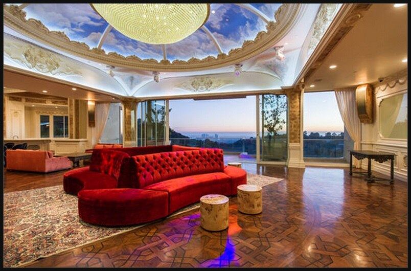 Os tetos da casa, pintados a mão, e parte dos pisos de vidro são apenas
algumas das preciosidades do local