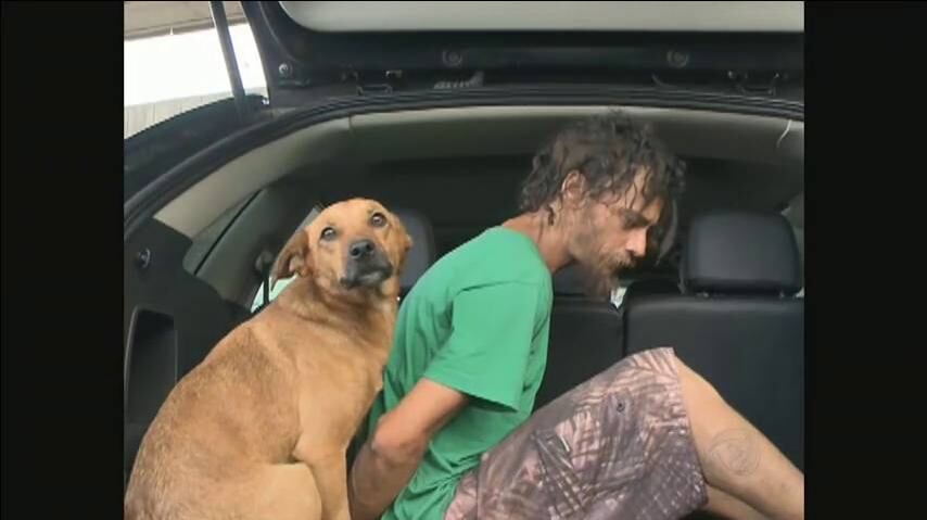 Um verdadeiro amor. Em Florianópolis, a polícia realizou uma ação para deter acusados de delitos. Durante a prisão de um morador de rua, suspeito de roubo, um animal chamou a atenção. Um cachorro acompanhou toda a prisão do homem, até o seu encaminhamento para a viatura da polícia
+ Assista ao vídeo