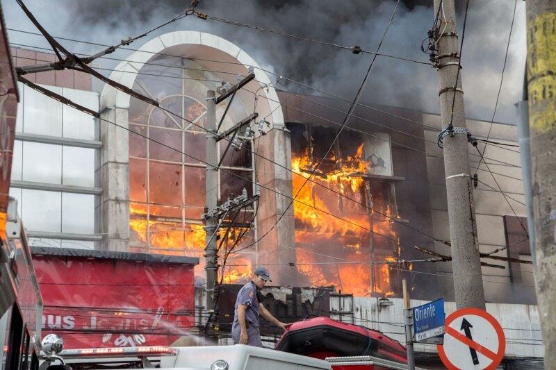 Às 13h20, 130 homens do Corpo de Bombeiros e 45 viaturas atuavam no local. Por volta das 14h, as chamas foram controladas e a corporação trabalhava no rescaldo