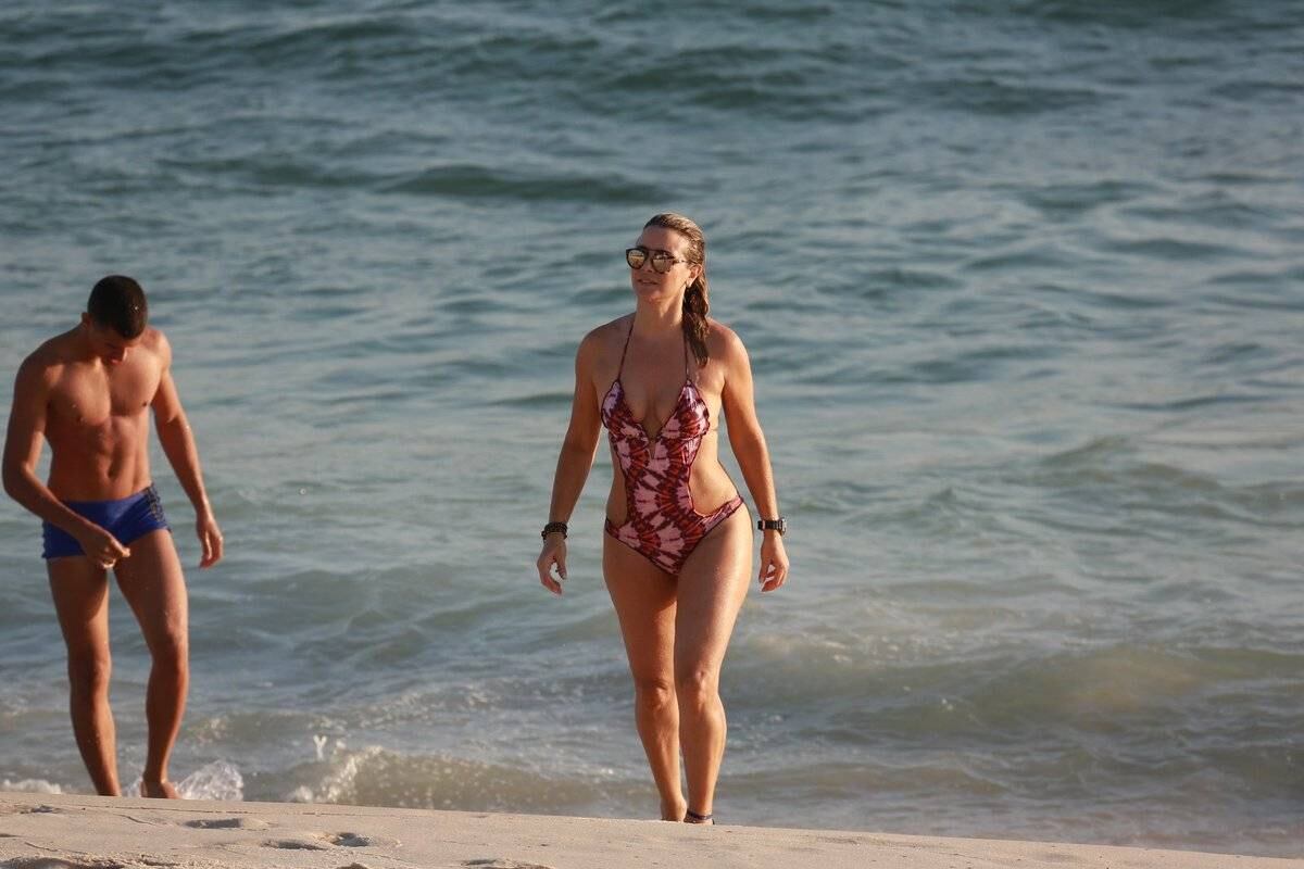 Aos 47 anos, Christine Fernandes exibe o corpão em dia de praia