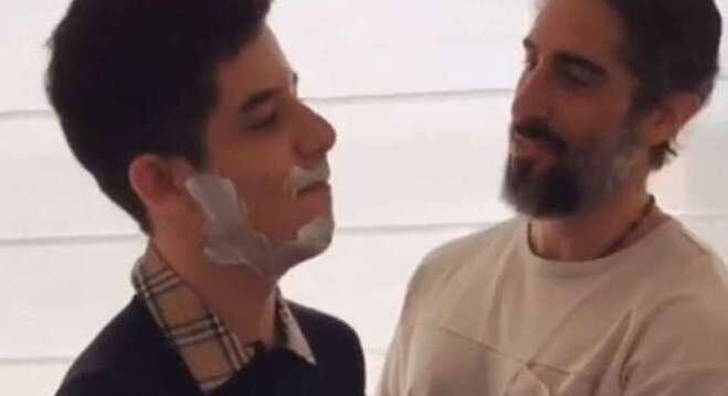 Marcos Mion ajuda o filho Romeo a fazer a barba