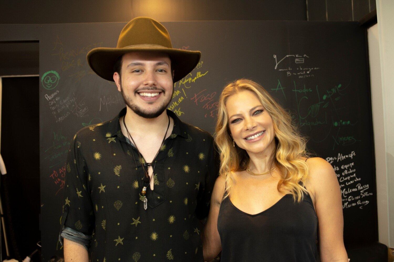 

Léo Vieira esteve no palco do Trilha
de Sexta em 20 de novembro, mas quem acompanha o projeto desde
o começo, viu o cantor no segundo programa, durante o Produtor Crystal
Participe você também do Produtor Crystal. Mande seu vídeo agora!
