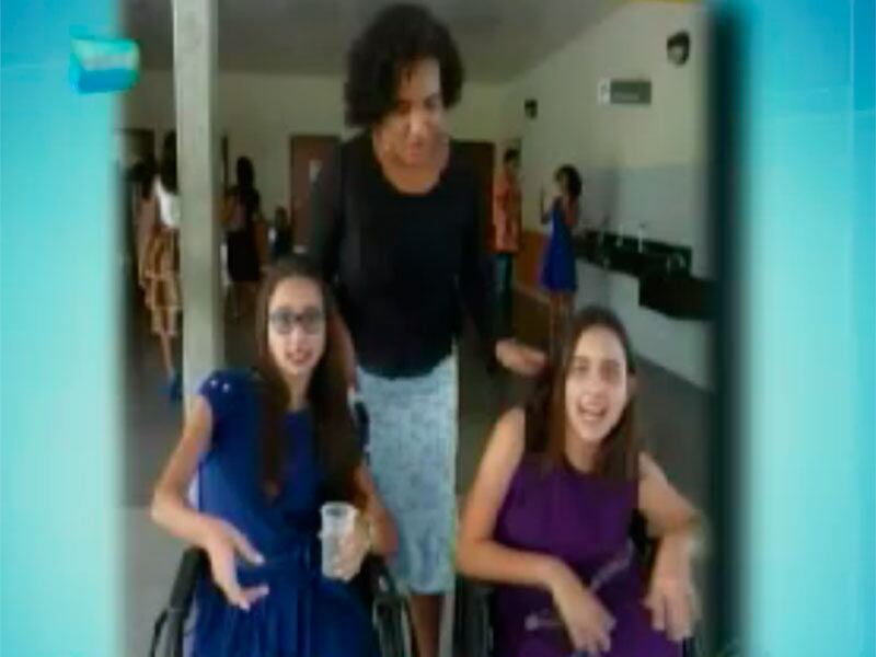 As gêmeas Gabriele e Beatriz Guimarães Forte, de 18 anos,
moradoras de Salvador, viram suas vidas mudar radicalmente ao longo dos últimos
anos. Assista ao vídeo

Experimente grátis toda a programação da Record no R7 Play
