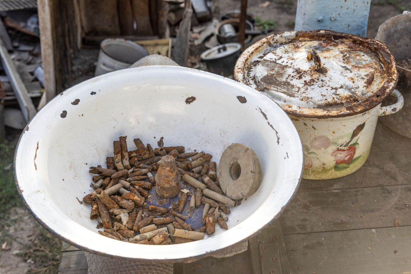 Cartuchos de projéteis da Segunda Guerra
Mundial coletados em uma tigela na casa de Nadiia Huk em Kamianka, nos
arredores de Izyum, Ucrânia. Os residentes de Kamianka veem as duas guerras
como parte da mesma violência mortal