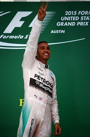 Quantas pessoas têm a oportunidade de realizar o sonho de infância? Lewis Hamilton conseguiu neste domingo (25), no GP dos Estados Unidos, transformar o sonho em realidade pela terceira vez na carreira. A bordo de uma Mercedes quase imbatível, o piloto inglês conquistou mais uma vez o título da Fórmula 1 e entrou definitivamente para um seleto grupo de pilotos que fizeram história no esporte a motor. De quebra, ainda igualou o número de mundiais de Ayrton Senna, ídolo desde os tempos do kart. Confira a seguir todos os campeões da principal categoria do automobilismo

Taça para o alto, discurso e Elton John... Lewis Hamilton comemora tri da Fórmula 1
