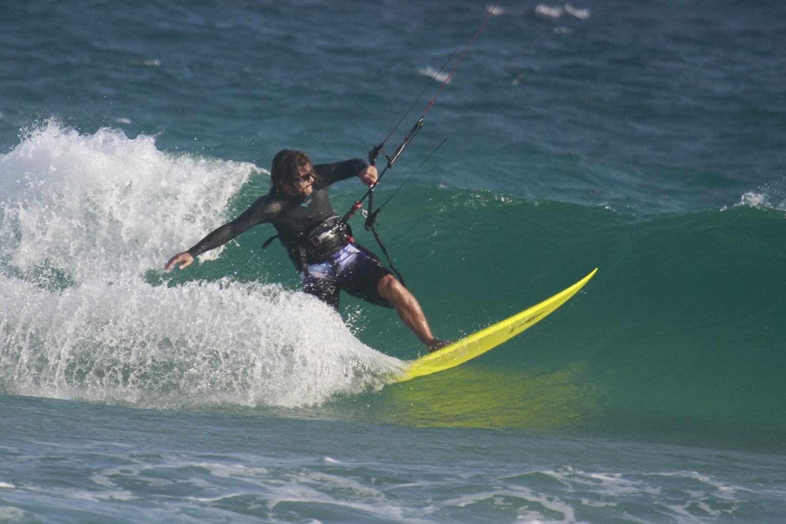  Cláudio Heinrich pratica manobras incríveis de  kitesurf em praia do Rio de Janeiro