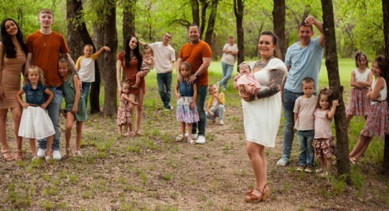Christopher e Desiree Hart-Spegal se conheceram em outubro de 2013, por meio de amigos em comum. Ele já tinha oito filhos de relacionamentos anteriores, enquanto Desiree, três