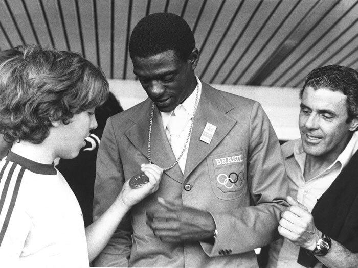 7 - João do Pulo

João do Pulo é considerado o maior atleta do salto em distância brasileiro. João Carlos de Oliveira foi recordista mundial do salto triplo. Em 1981, sofreu um grave acidente e teve que amputar a perna direita. Sofrendo de cirrose hepática, João do Pulo faleceu em 1999