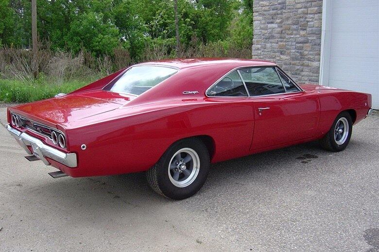 

Por ser antigo, não há sequer itens que hoje são básicos,
como direção hidráulica. O modelo usa freios a disco (dianteira) e a tambor
(traseira)

