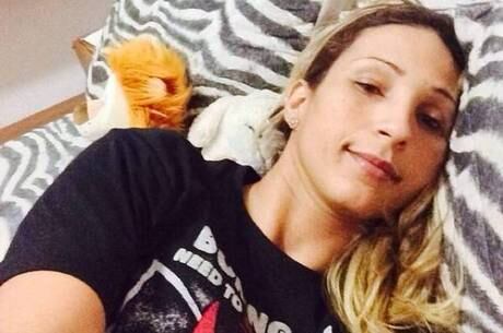 Valesca Popozuda deitada para descansar antes de show
